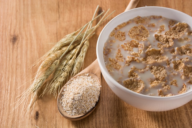 Avena leche y cereales en mesa de madera