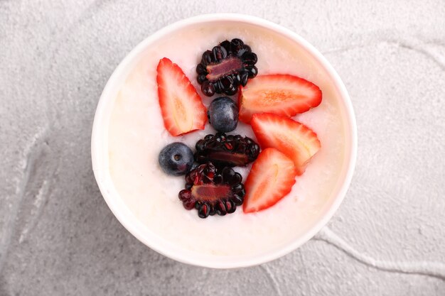 Avena con leche de coco y frutos rojos frescos