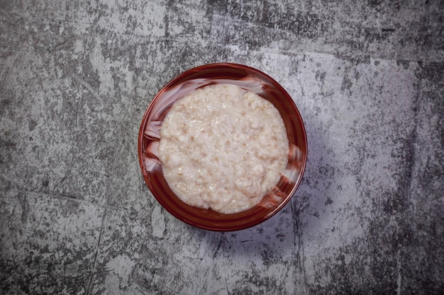 Avena con leche de coco sobre fondo blanco texturizado