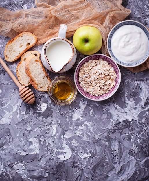 Avena, leche, yogurt, pan y manzana.