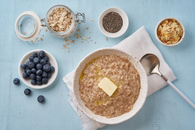 Avena con mantequilla y aderezos. Arándanos, semillas de chía, hojuelas de almendra.