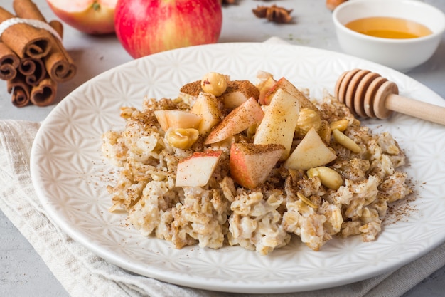 Avena con manzanas frescas, nueces y canela.