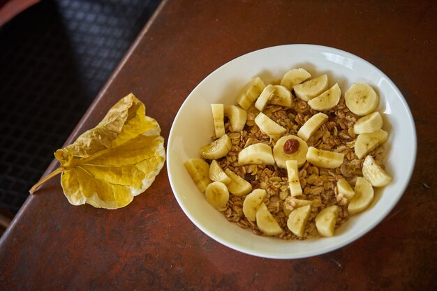 Avena matutina con plátano sobre una mesa marrón