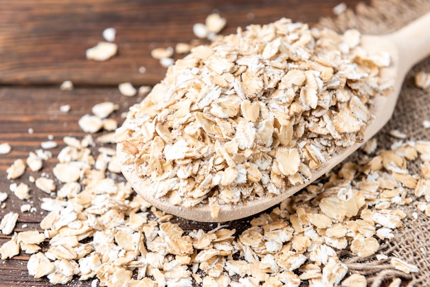 Avena en una mesa de madera