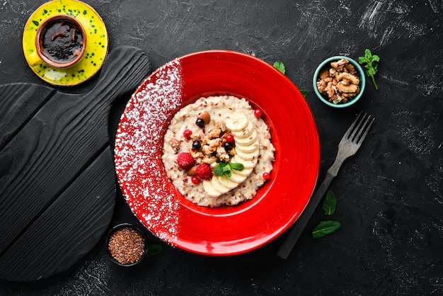 Avena con nueces, plátano y bayas silvestres En el plato Vista superior Composición plana Espacio de copia libre