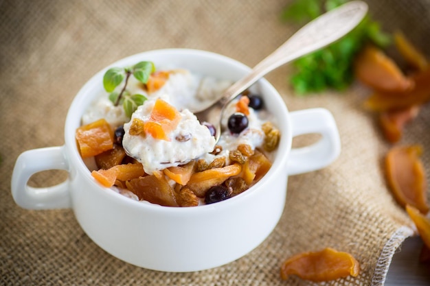 avena con pasas de frutas confitadas en un plato sobre un mantel de arpillera