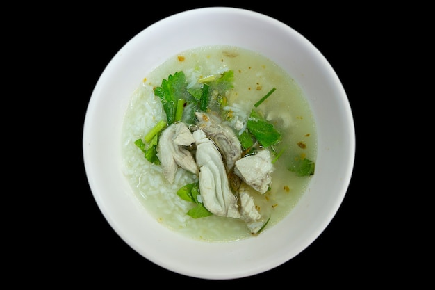 Avena de pescado en un tazón blanco.