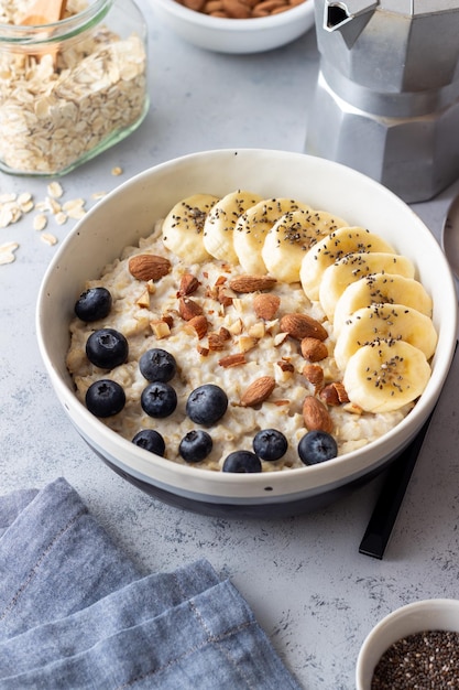 Avena con plátano arándanos almendras y miel Comida saludable Comida vegetariana Desayuno