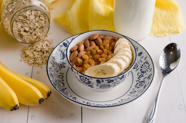 Avena con plátano, pasas, almendras y leche.