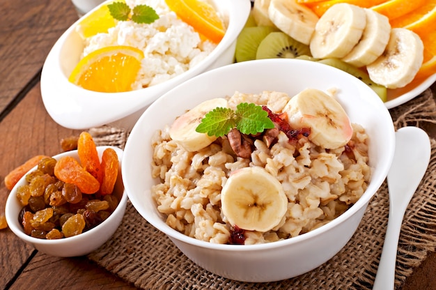 Avena, requesón, leche y fruta