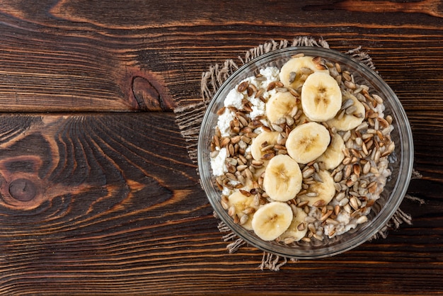 Avena con requesón, semillas de girasol y plátano