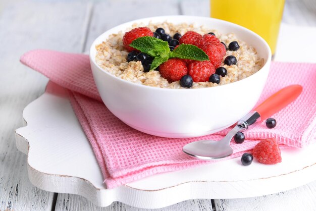 Avena sabrosa con bayas en primer plano de la mesa