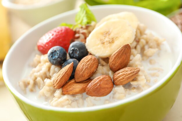 Avena sabrosa con frutas en un tazón de cerca