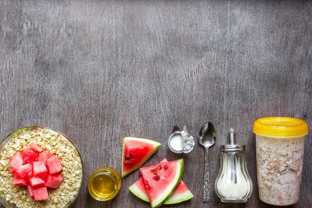 Avena con sandía en una mesa de madera el concepto de un desayuno saludable