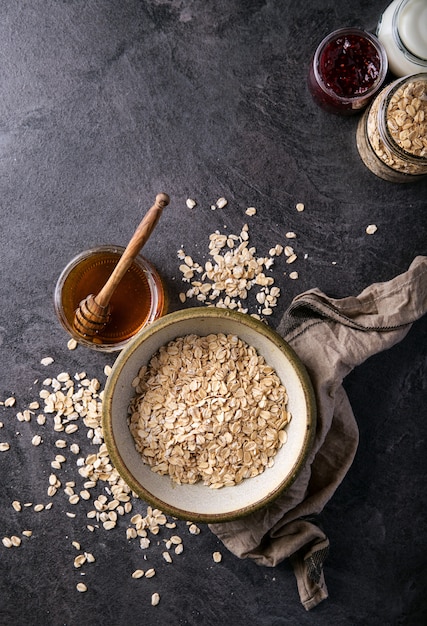 Avena seca servida con yogur griego fresco