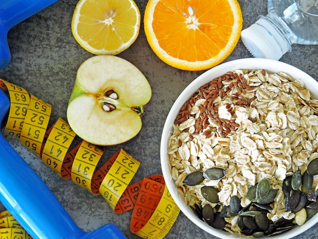 Avena y semillas, agua, fruta, pesas y cinta métrica.