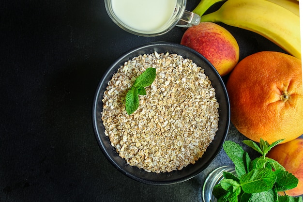 Avena en una taza y frutas