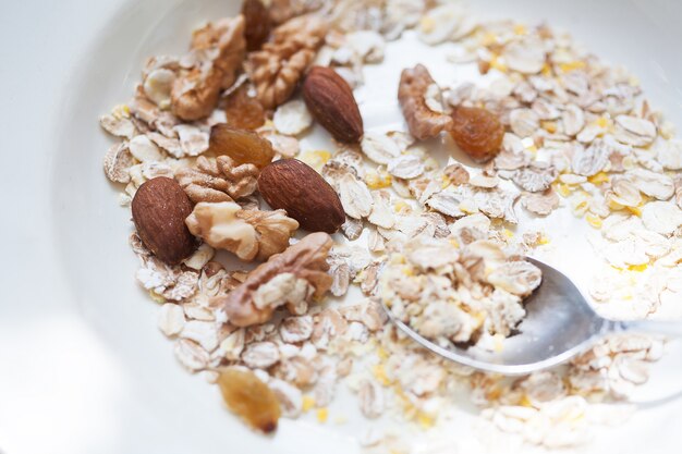 Avena en un tazón con nueces, comida útil