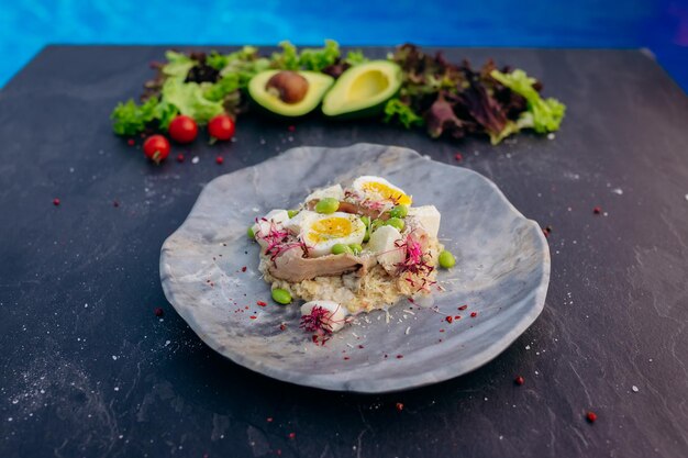 Avena con tocino de huevo cocido y guisantes verdes Desayuno saludable y sabroso