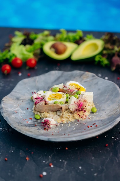 Avena con tocino de huevo cocido y guisantes verdes Desayuno saludable y sabroso