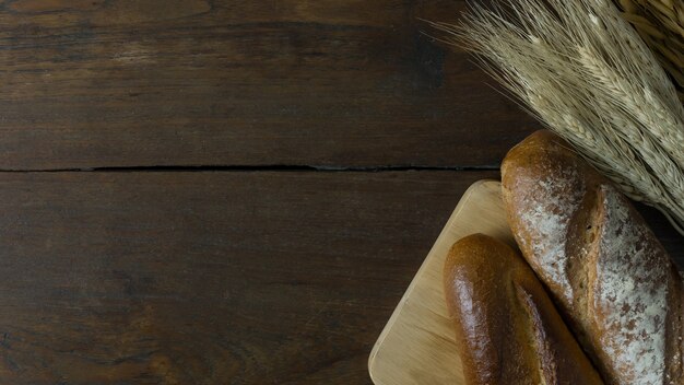 Foto avena del trigo del pan en el fondo de madera de la imagen.