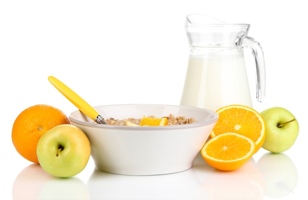 Avena útil en un tazón con fruta en blanco