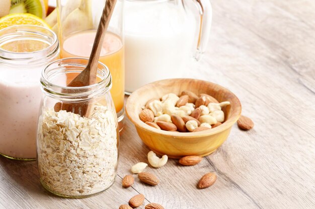 Avena con yogur, jugo de naranja y nueces en la mesa de madera