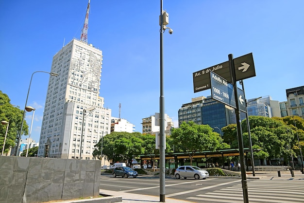 Avenida 9 de Julio Street mit Gebäude, das ein Bild von Eva Peron in Buenos Aires Argentinien darstellt