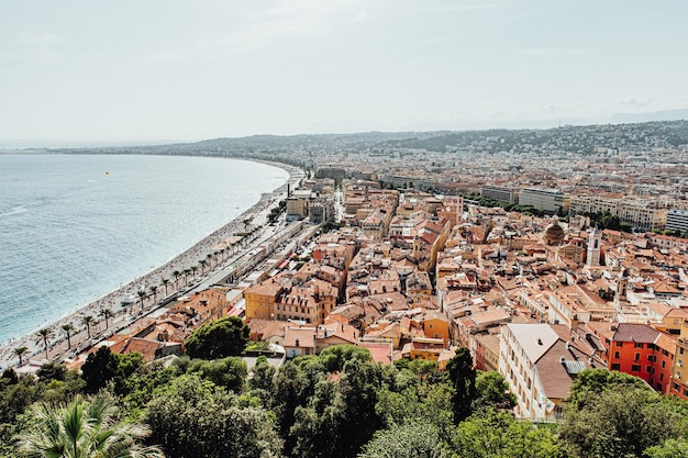 Avenida à beira-mar Promenade des Anglais e famosa Baía dos Anjos em Nice France dia ensolarado