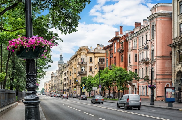 Avenida kamennoostrovsky com casas antigas em são petersburgo em um dia de verão