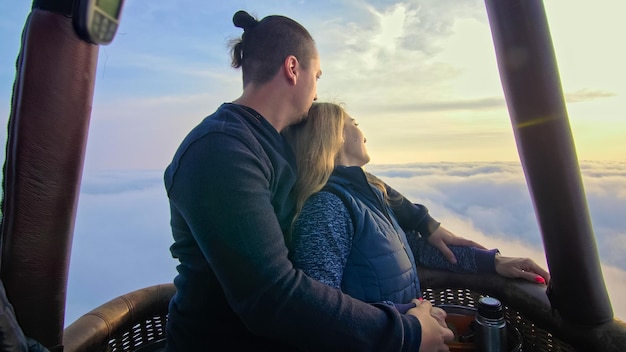 Aventura amor pareja en globo aerostático sandía Hombre y mujer beso abrazo amor