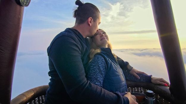 Aventura amor pareja en globo de aire caliente sandía Hombre y mujer besan abrazo se aman Quemador dirigiendo llama en sobre Volar en el cielo azul de la mañana Gente feliz toman selfie en globo de aire caliente