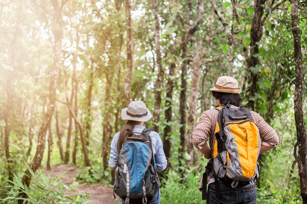 Foto aventura asiática, viajes, turismo, caminata y concepto de personas.