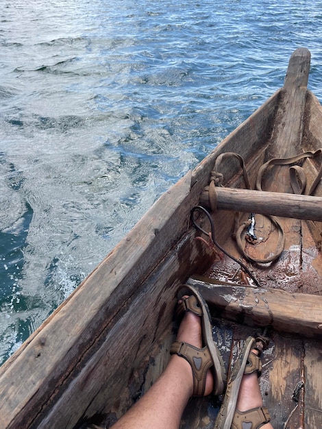 Foto aventura en una canoa de madera