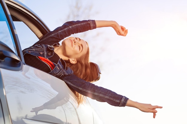 A la aventura Chica está descansando y disfrutando del viaje Chica feliz paseos en coche puesto