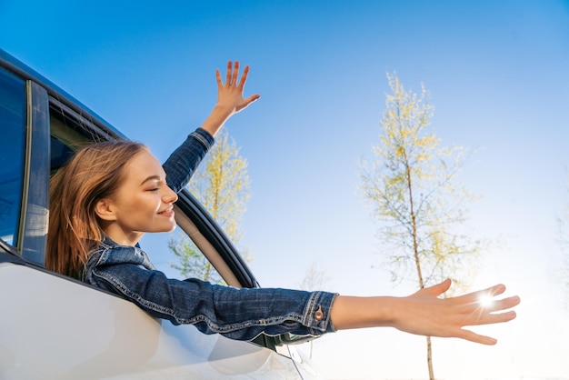 A la aventura Chica está descansando y disfrutando del viaje Chica feliz paseos en coche puesto