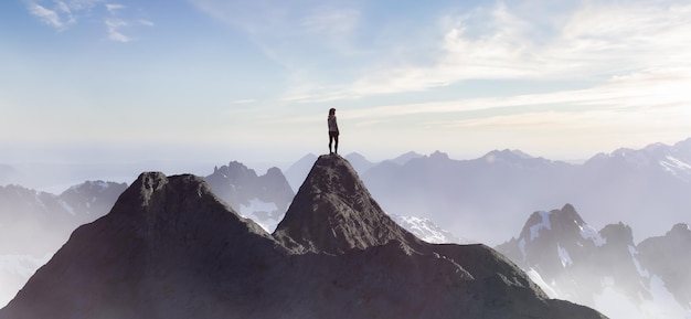 Aventura Compuesto Aventurero Mujer haciendo senderismo en la cima de una montaña