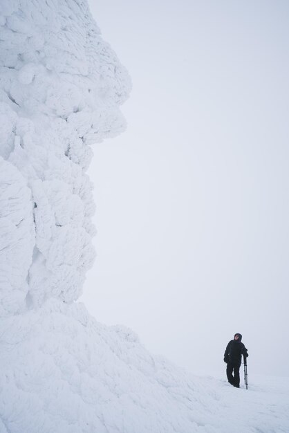 Aventura de um turista nas montanhas de inverno