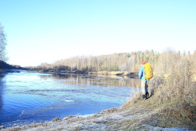 aventura inverno trekking / homem no contexto de uma bela paisagem de inverno, caminhada no inverno na Europa. Conceito de liberdade da natureza