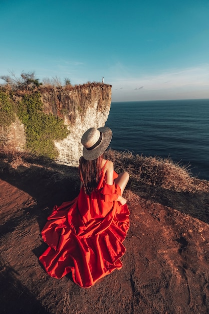 Aventura en pareja y vista en el acantilado de karang boma en Uluwatu Bali en Indonesia