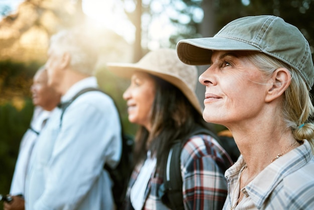 Aventura de senderismo y exploración con un grupo de amigos mayores que disfrutan de un paseo o una caminata por la naturaleza en el bosque o en el bosque al aire libre Primer plano de personas jubiladas maduras en un viaje para descubrir el exterior