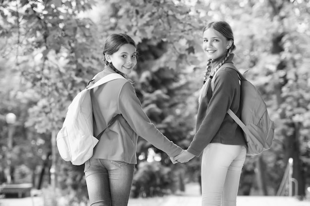 La aventura te espera, ve a buscarla. Los niños felices viajan al aire libre de forma natural. Las niñas pequeñas usan mochilas. Viaje de placer. Vacaciones de verano y vacaciones. Viajar seguro. Pasión de viajar. Todo para viajar.