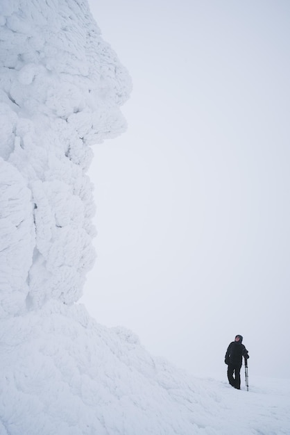 Aventura de un turista en las montañas de invierno.