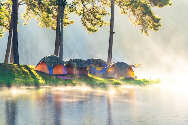 Aventuras acampando y acampando por la mañana con niebla ligera en Pang-ung, Mae Hong Son, Tailandia