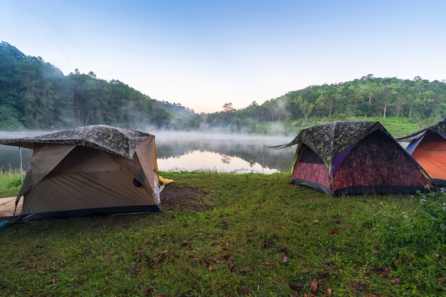 Aventuras acampando y acampando por la mañana con niebla ligera en Pang-ung, Mae Hong Son