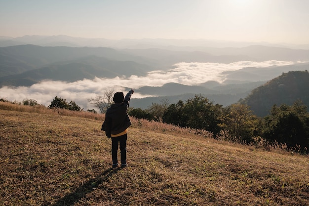 aventureiro da montanha com vista