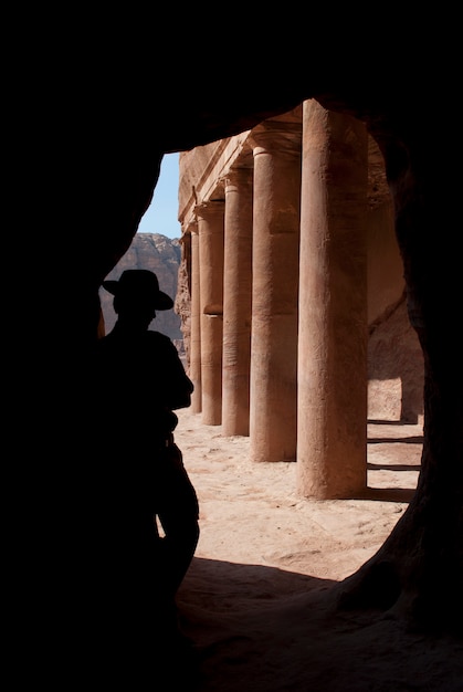 Foto aventureiro no mistério petra, indiana joens parecem turista descobrir jordan