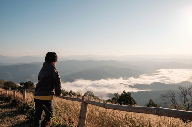 aventurero de montaña con vistas