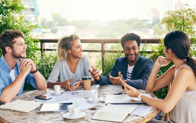 Averiguando todos sus planes Toma de un grupo de empresarios teniendo una reunión al aire libre