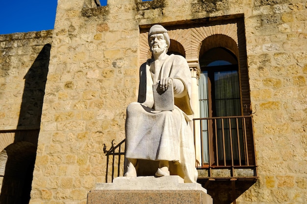 Averroes (1126 - 1198) filósofo árabe em Al Andalus. Estátua de Averróis. Polímata andaluz. Córdoba.